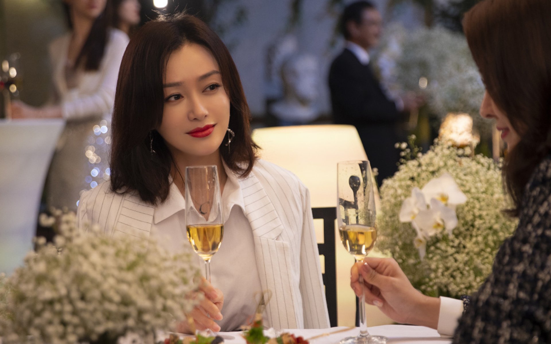 “东安湖赛场：铁人三项运动员挑战赛道，拼劲力与速度”